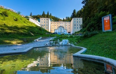 Zdraviliški Dvor, Slovinské lázně, Invia